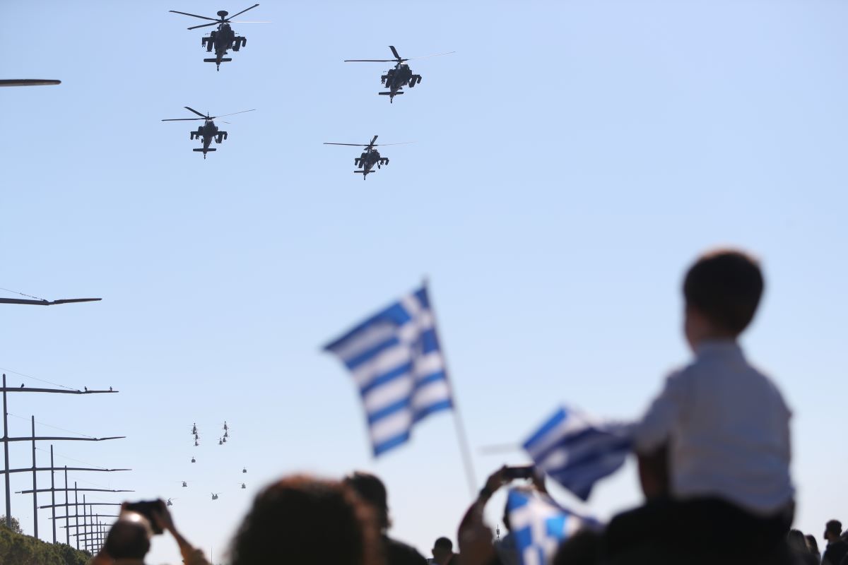 Παρέλαση 28ης Οκτωβρίου: Εντυπωσιακές εικόνες από τα άρματα μάχης, μαχητικά και ελικόπτερα