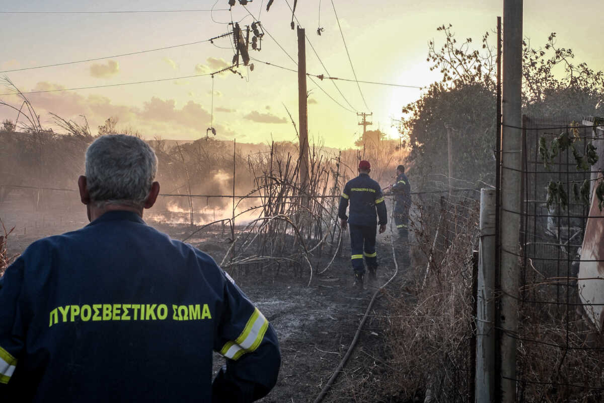 Φωτιά στη Λέσβο στην περιοχή Αντίσσα, επιχειρούν και εναέρια μάσα