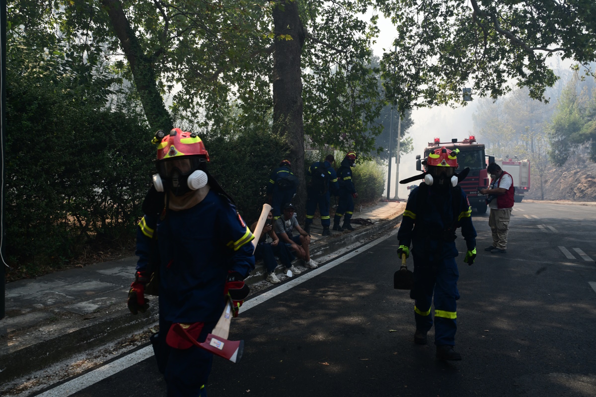 Φωτιά στην Αχαΐα: Στο νοσοκομείο δασοκομάντο λόγω εισπνοής πυκνών καπνών