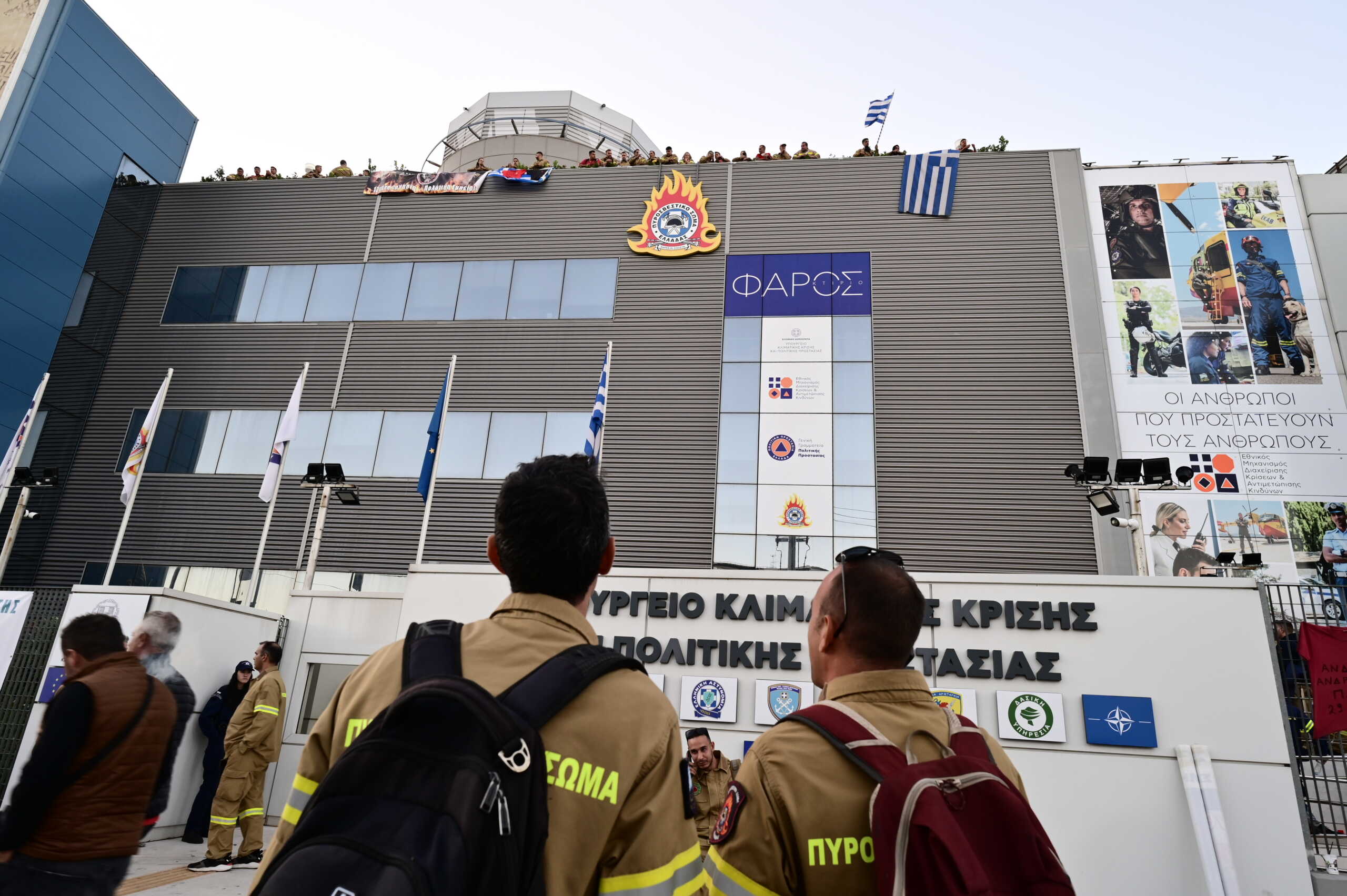 Είσοδος των διαμαρτυρομένων εποχικών πυροσβεστών στο υπουργείο Κλιματικής Κρίσης και Πολιτικής Προστασίας, Πέμπτη 31 Οκτωβρίου 2024  (ΜΙΧΑΛΗΣ ΚΑΡΑΓΙΑΝΝΗΣ