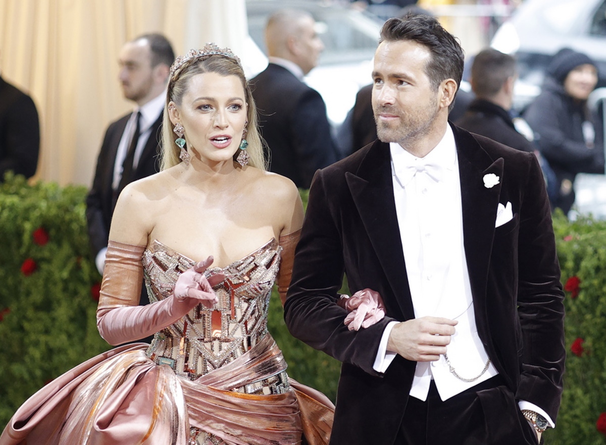 epa09923329 Ryan Reynolds (R) and Blake Lively on the red carpet for the 2022 Met Gala, the annual benefit for the Metropolitan Museum of Art's Costume Institute, in New York, New York, USA, 02 May 2022. The event coincides with the Met Costume Institute's 'In America: An Anthology of Fashion' which opens 05 May 2022 concludes 05 September 2022.  EPA