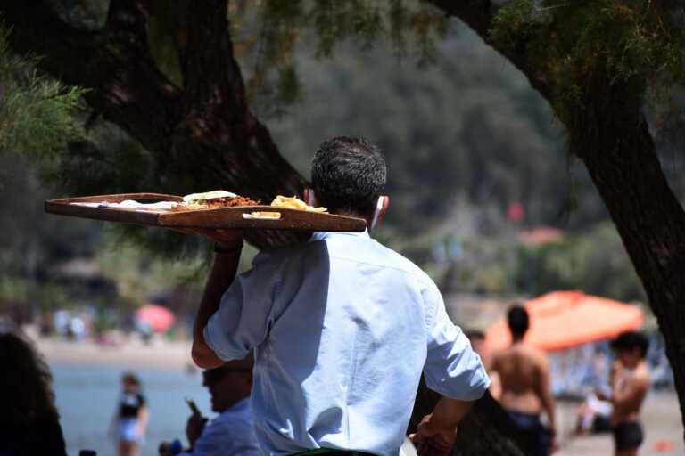 Φιλοδωρήματα: Στα σκαριά ρύθμιση για αφορολόγητο για ποσά έως 3.600 ευρώ ετησίως