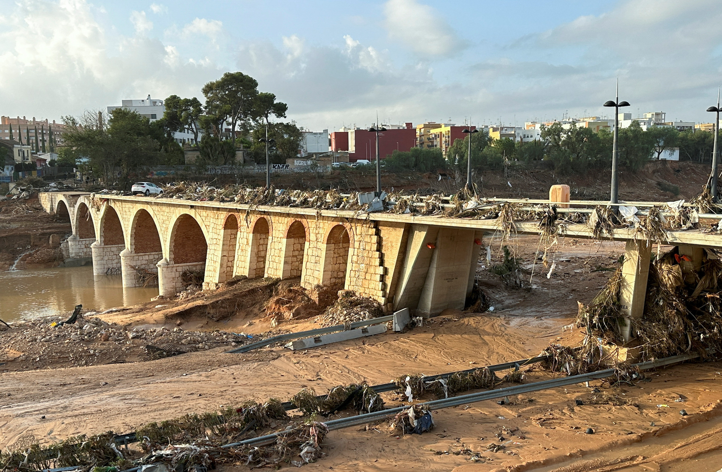 Ισπανία: Μια πόλη κάτω από το νερό η Βαλένθια – Συγκλονίζουν τα πλάνα από drone που δείχνουν το μέγεθος της καταστροφής