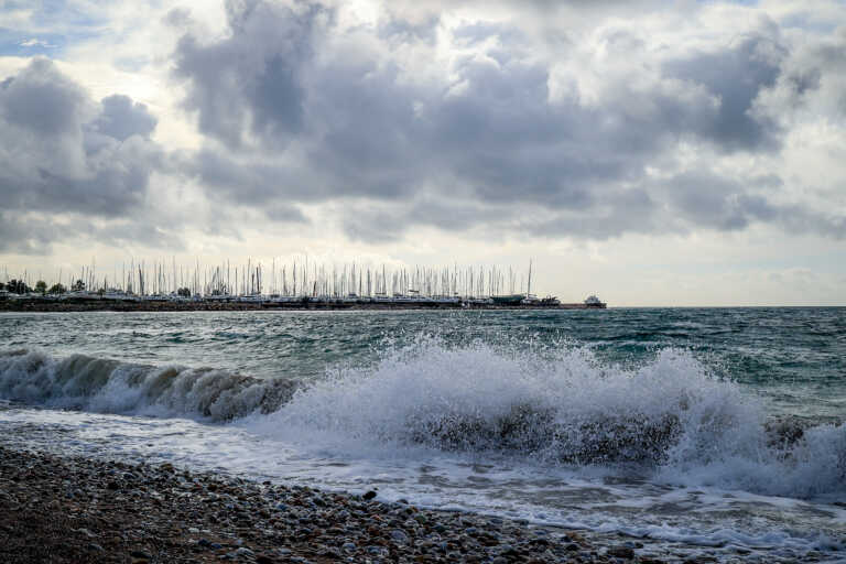 Φθινόπωρο «για τα καλά» με συννεφιά, ισχυρούς ανέμους και τον υδράργυρο στους 26