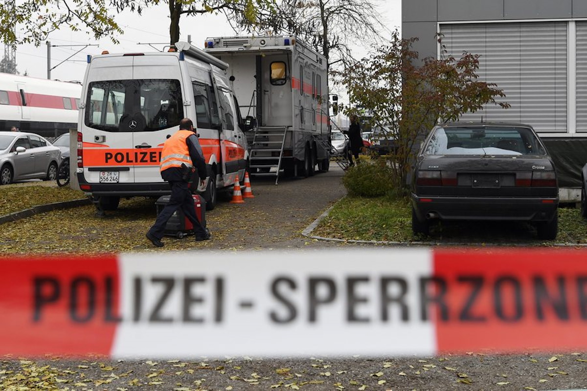 epa05614071 Swiss police cordon off the area of the building during a police raid at the An'Nur mosque in Winterthur, Switzerland, 02 November 2016. The house search on behalf of the public prosecutor's office Winterthur