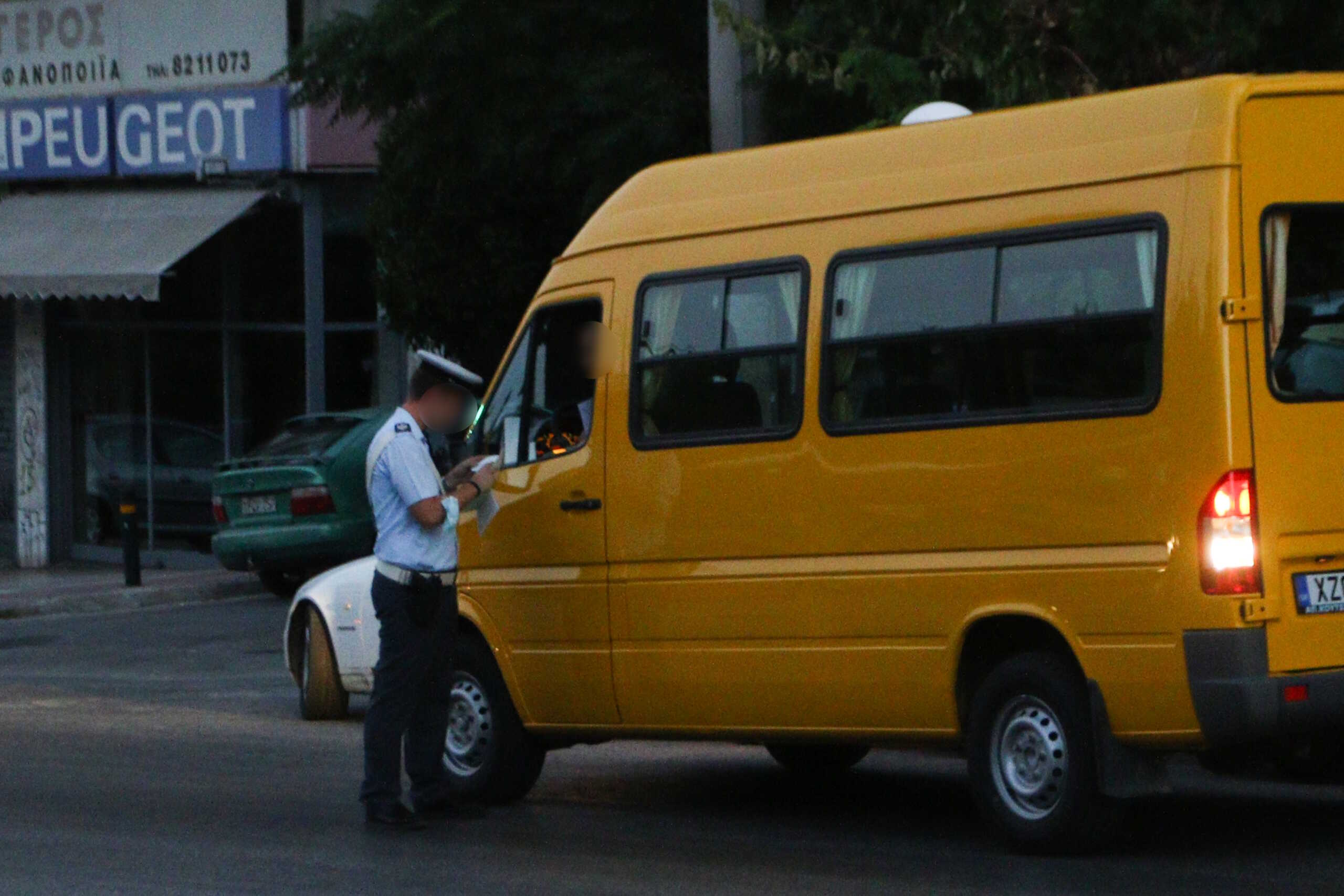 Θεσσαλονίκη: Χειροπέδες σε 61χρονο οδηγού σχολικού  λεωφορείου που οδηγούσε χωρίς επαγγελματικό δίπλωμα