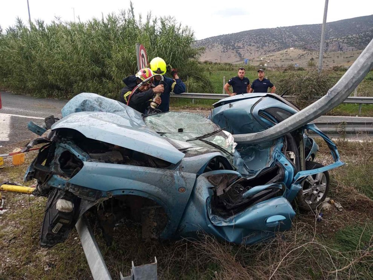 Τρίκαλα: Απίστευτο δυστύχημα με θύμα έναν 55χρονο – Άμορφη μάζα το αυτοκίνητό του