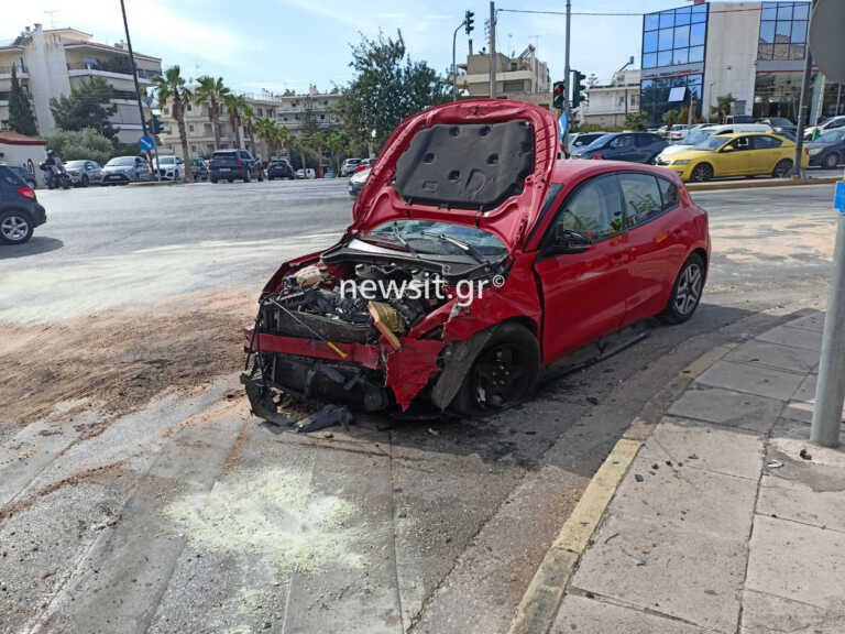 Τροχαίο στη Λεωφόρο Βουλιαγμένης με δυο σοβαρά τραυματίες στο ύψος της Γλυφάδας – Σμπαράλια τα αυτοκίνητα