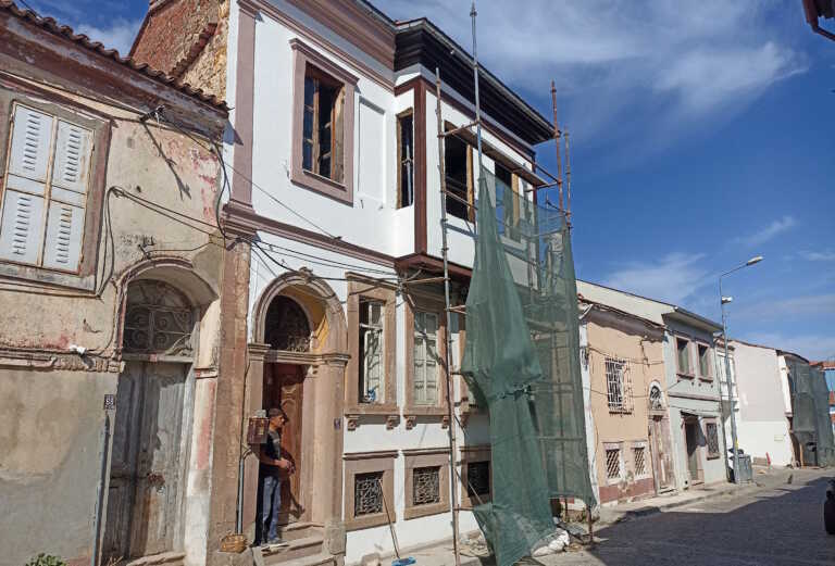 Ξεκίνησε η αποκατάσταση του σπιτιού του Ηλία Βενέζη στο Αϊβάλι