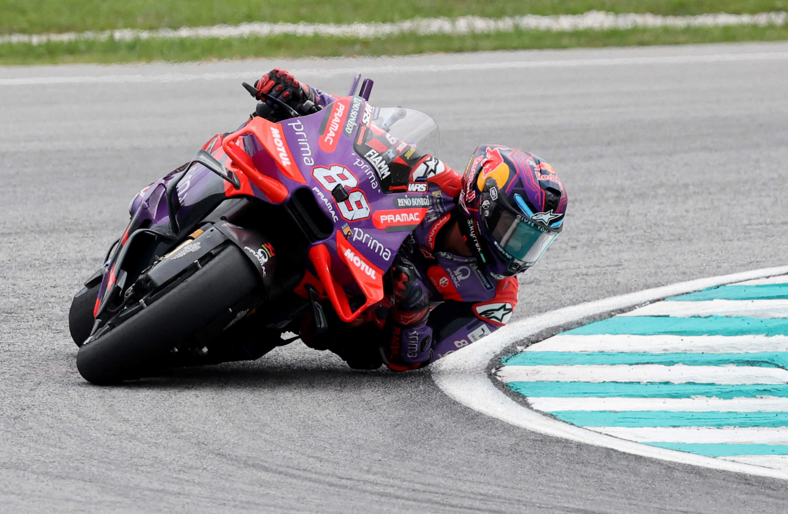 MotoGP - Malaysian Grand Prix - Sepang International Circuit, Sepang, Malaysia - November 2, 2024 Prima Pramac Racing's Jorge Martin in action during the MotoGP sprint REUTERS