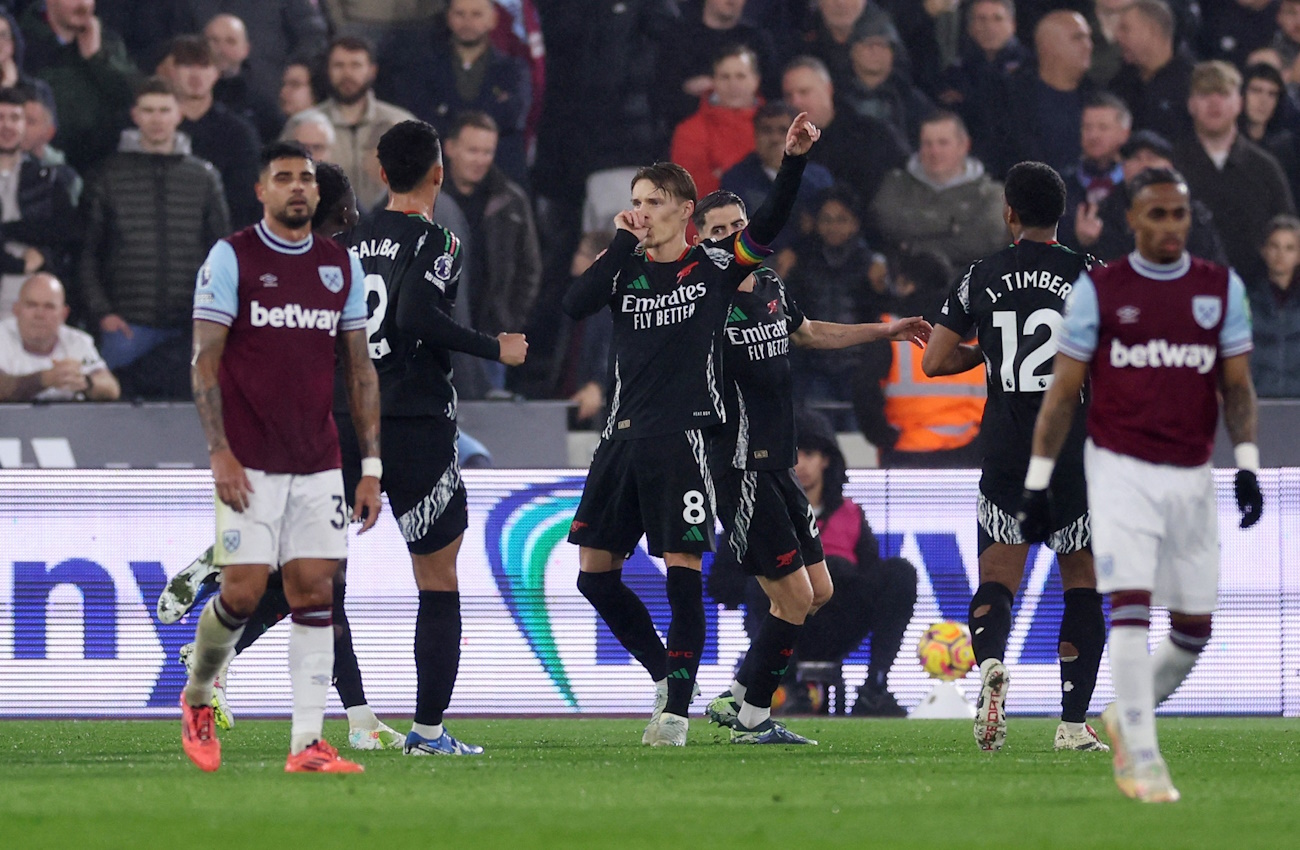 Soccer Football - Premier League - West Ham United v Arsenal - London Stadium, London, Britain - November 30, 2024  Arsenal's Martin Odegaard celebrates scoring their third goal with teammates REUTERS