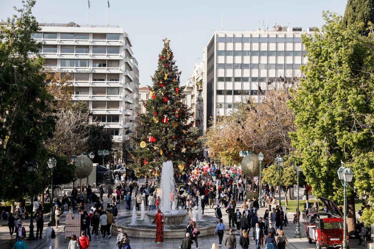 Η Αθήνα στολίζεται για τις γιορτές – Την Πέμπτη ανάβει το χριστουγεννιάτικο δέντρο ύψους 20 μέτρων