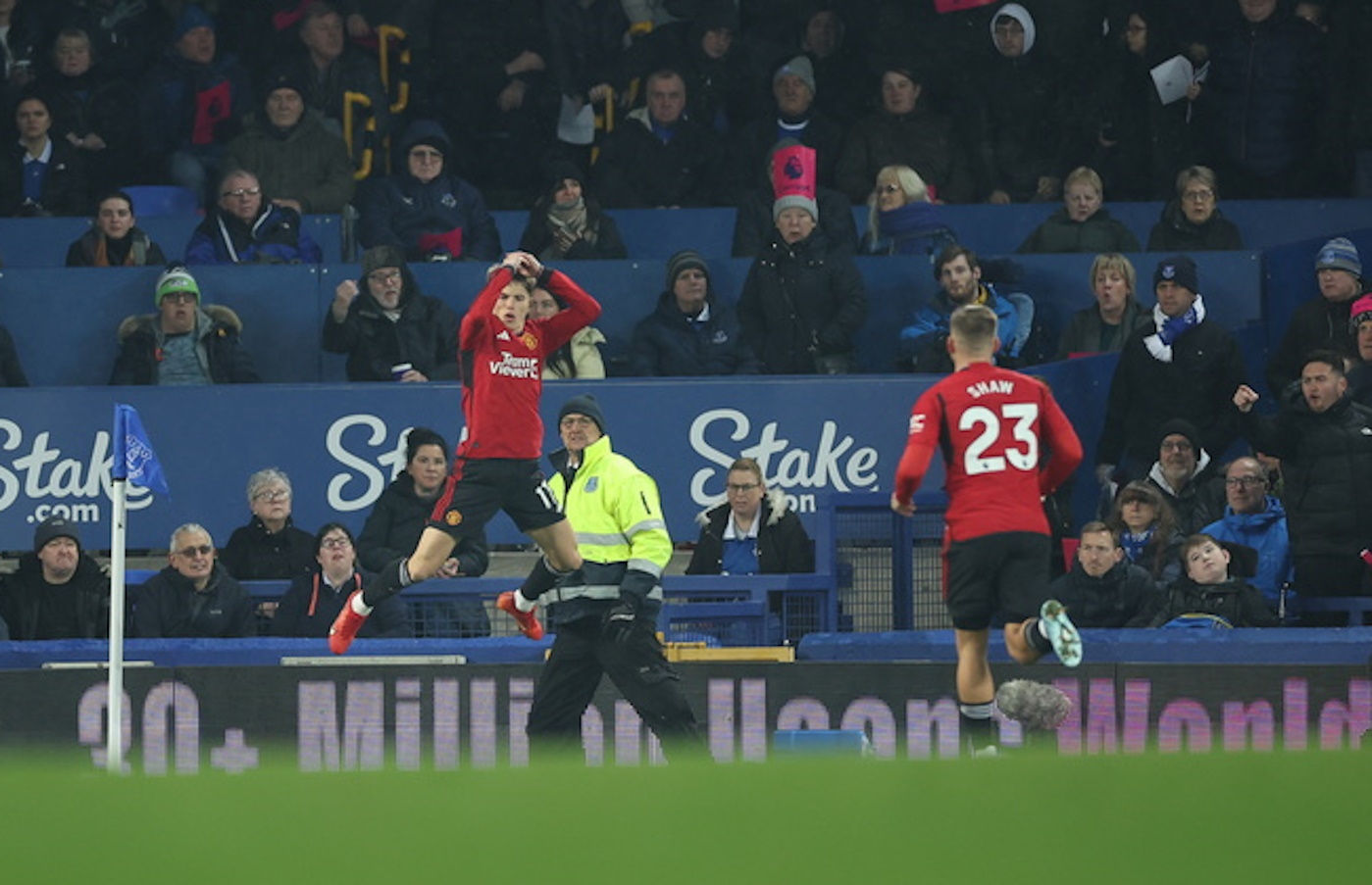 epa10996590 Manchester United's Alejandro Garnacho (L) celebrates after scoring the 0-1 opening goal goal during the English Premier League soccer match between Everton FC and Manchester United, in Liverpool, Britain, 26 November 2023.  EPA