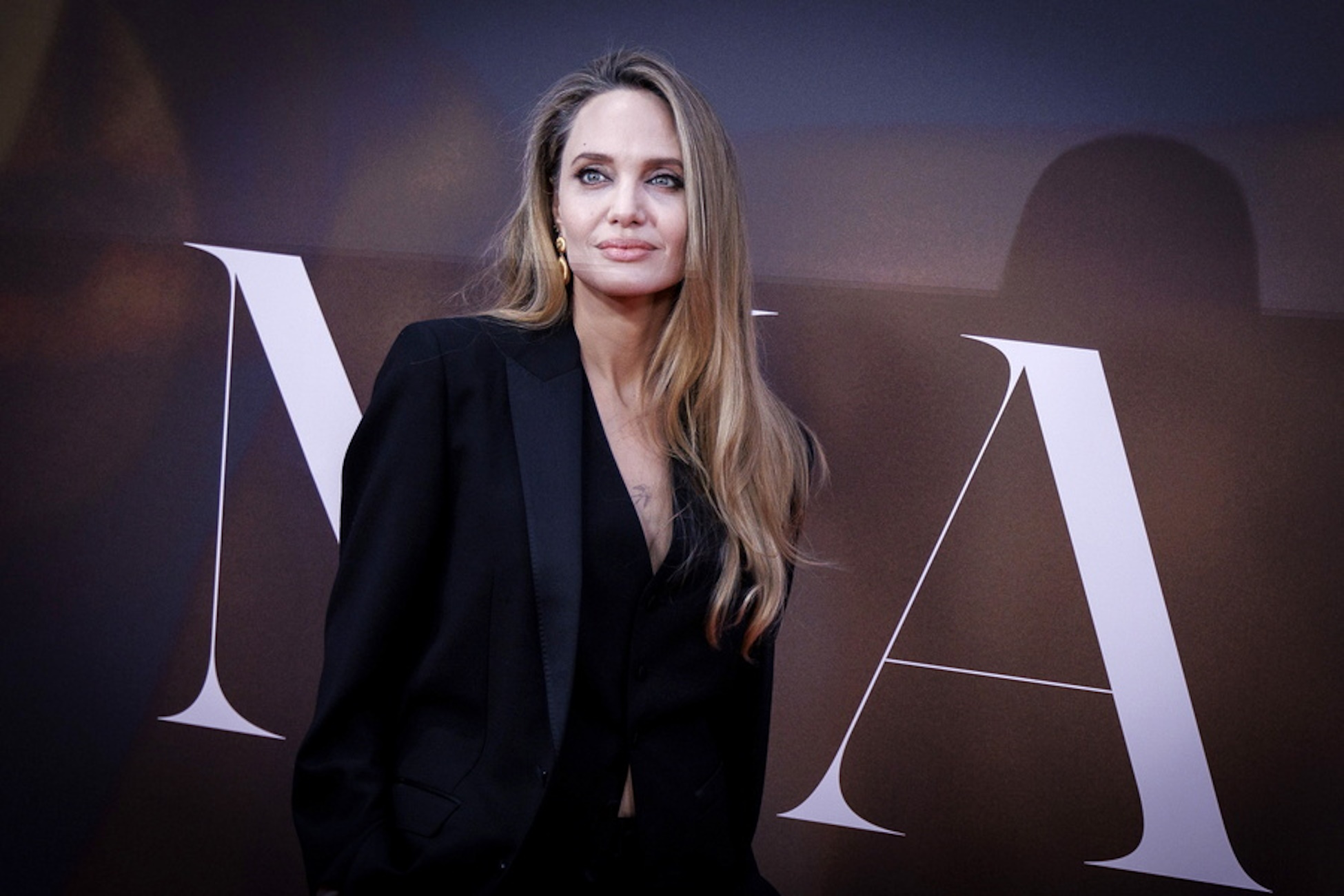 epa11667174 US actor Angelina Jolie poses on the red carpet as she arrives for the premiere of the film 'Maria' at the BFI London Film Festival, in London, Britain, 18 October 2024. The 68th edition of the annual film festival runs from 09 to 20 October 2024.  EPA