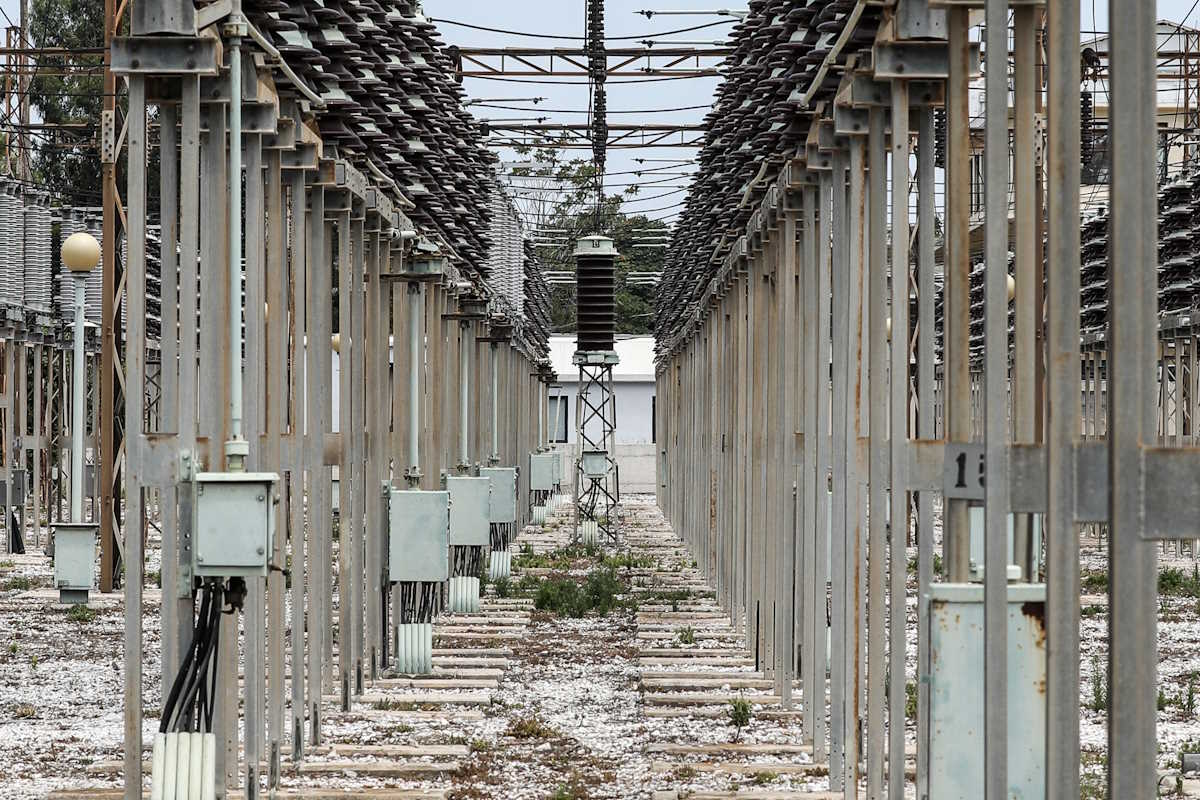 Το Κέντρο Υψηλής Τάσης στο Ρουφ την Τρίτη 16 Ιουλίου 2019. Μπλακ άουτ σε περιοχές της Αττικής σημειώθηκε λίγο μετά τις 11:30 το πρωί. Χωρίς ρεύμα έμεινε για περίπου μισή ώρα το κέντρο της Αθήνας, το κέντρο του Πειραιά και τα δυτικά προάστια. Επίσης, δεν ηλεκτροδοτούνταν η Δάφνη, ο Υμηττός, ο Βύρωνας, η Ηλιούπολη και ο Αγιος Δημήτριος. 

Κατά τις ίδιες πληροφορίες, το μπλακ άουτ δεν οφειλόταν σε βλάβη αλλά σε κάποιο πρόβλημα στο χειρισμό του αυτοματισμού ή βλάβης στο Κέντρο Υψηλής Τάσης στο Ρουφ.
(EUROKINISSI