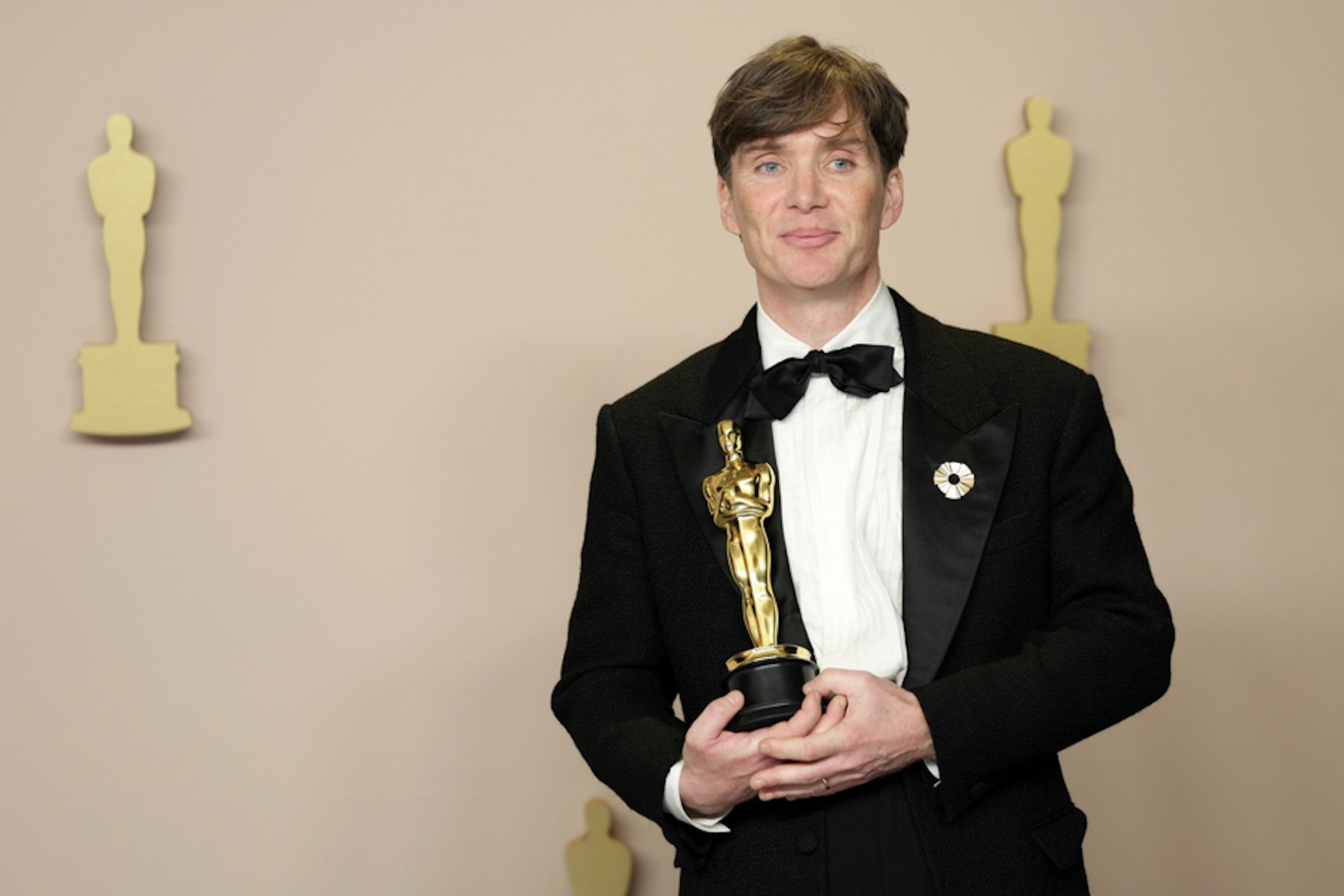 epa11213524 Cillian Murphy, winner of the Best Actor in a Leading Role award for 'Oppenheimer,' poses with his Oscar in the press room during the 96th annual Academy Awards ceremony at the Dolby Theatre in the Hollywood neighborhood of Los Angeles, California, USA, 10 March 2024. The Oscars are presented for outstanding individual or collective efforts in filmmaking in 23 categories.  EPA