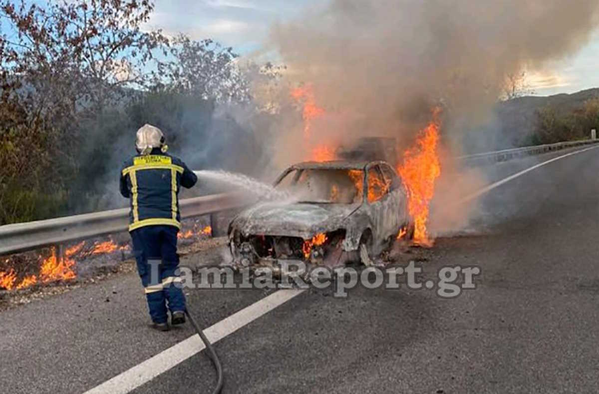 Φθιώτιδα: Αυτοκίνητο λαμπάδιασε εν κινήσει στην εθνική οδό – Έγινε και έκρηξη επειδή είχε υγραέριο