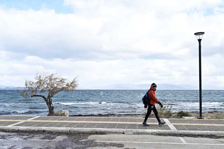 Καιρός αύριο: Μικρή άνοδος θερμοκρασίας, παγετός στα βόρεια ηπειρωτικά και 8 μποφόρ στο Αιγαίο