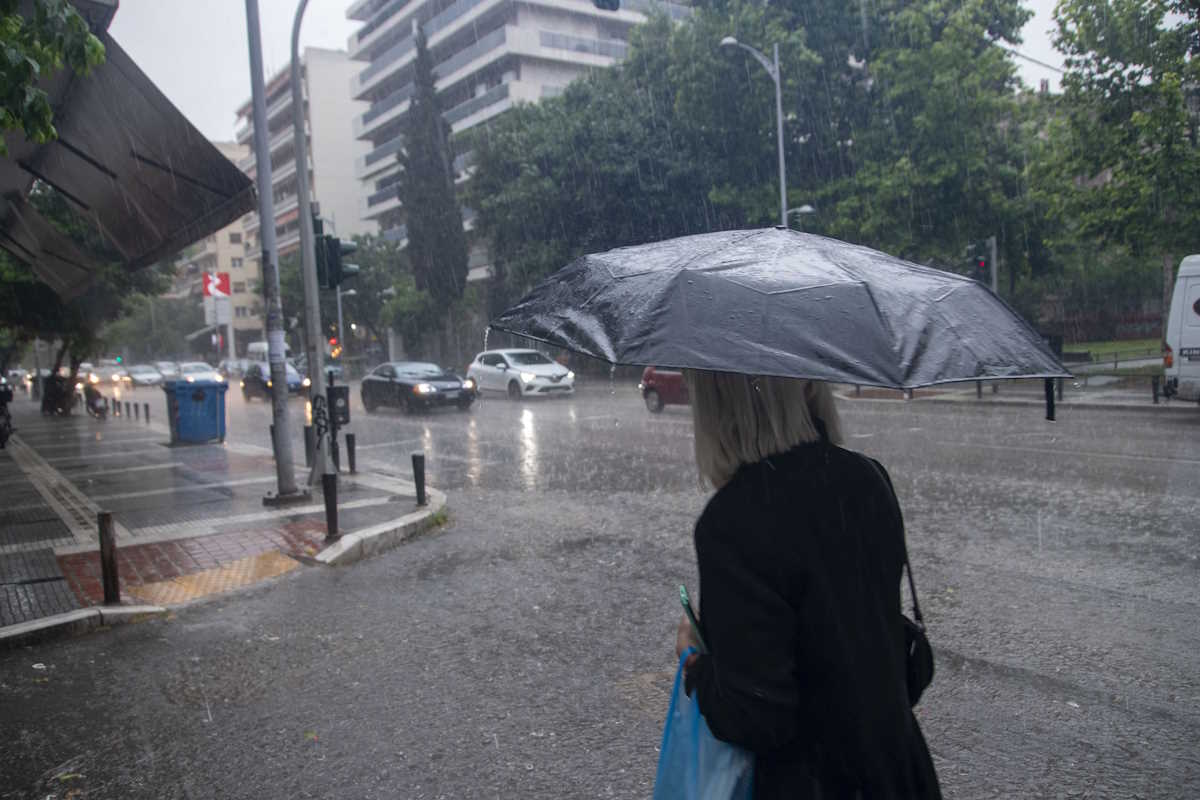 Καιρός σήμερα: Βροχές και ισχυρές καταιγίδες στα δυτικά και βόρεια – Αναλυτική πρόγνωση