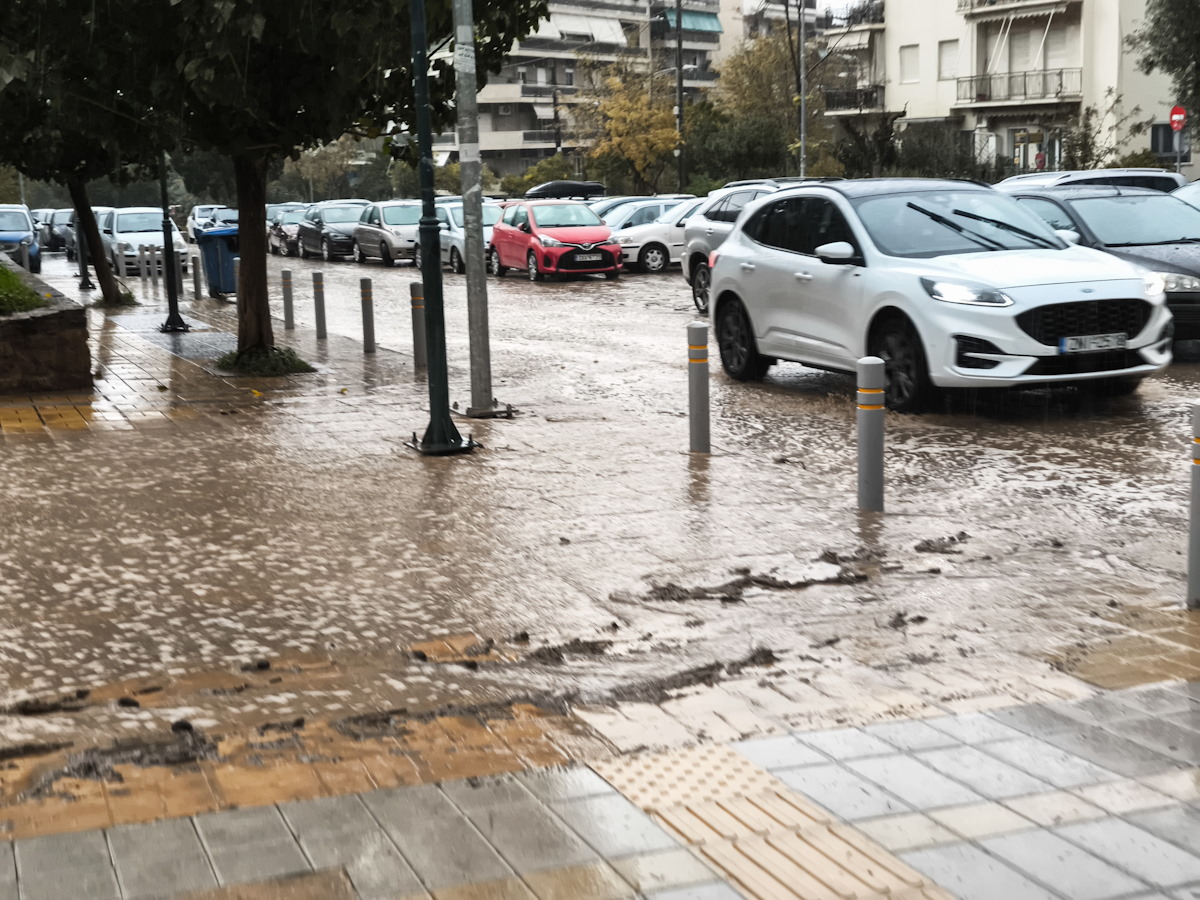 Καιρός αύριο: «Επιμένουν» οι βροχές και οι καταιγίδες σε όλη τη χώρα – Που θα χιονίσει