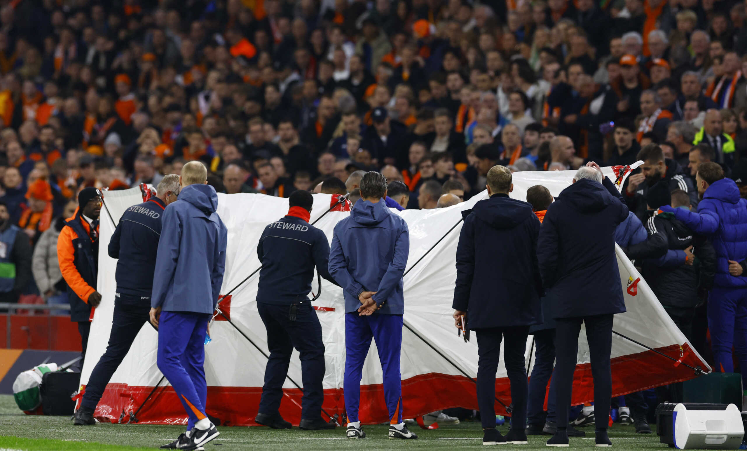 Soccer Football - Nations League - Group Stage - Netherlands v Hungary - Johan Cruyff Arena, Amsterdam, Netherlands - November 16, 2024 Stewards provide a cover as play is suspended due to a medical emergency REUTERS