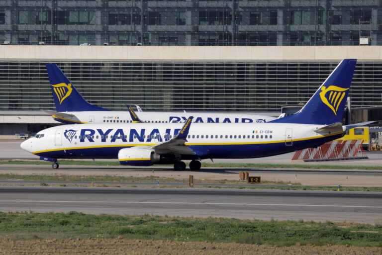 Χάος σε πτήση της Ryanair με τον θάνατο επιβάτη: Η ηρωική προσπάθεια να τον κρατήσουν στη ζωή