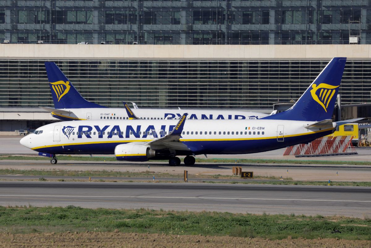 Βρετανία: Χάος σε πτήση της Ryanair με τον θάνατο επιβάτη – Η ηρωική προσπάθεια να τον κρατήσουν στη ζωή