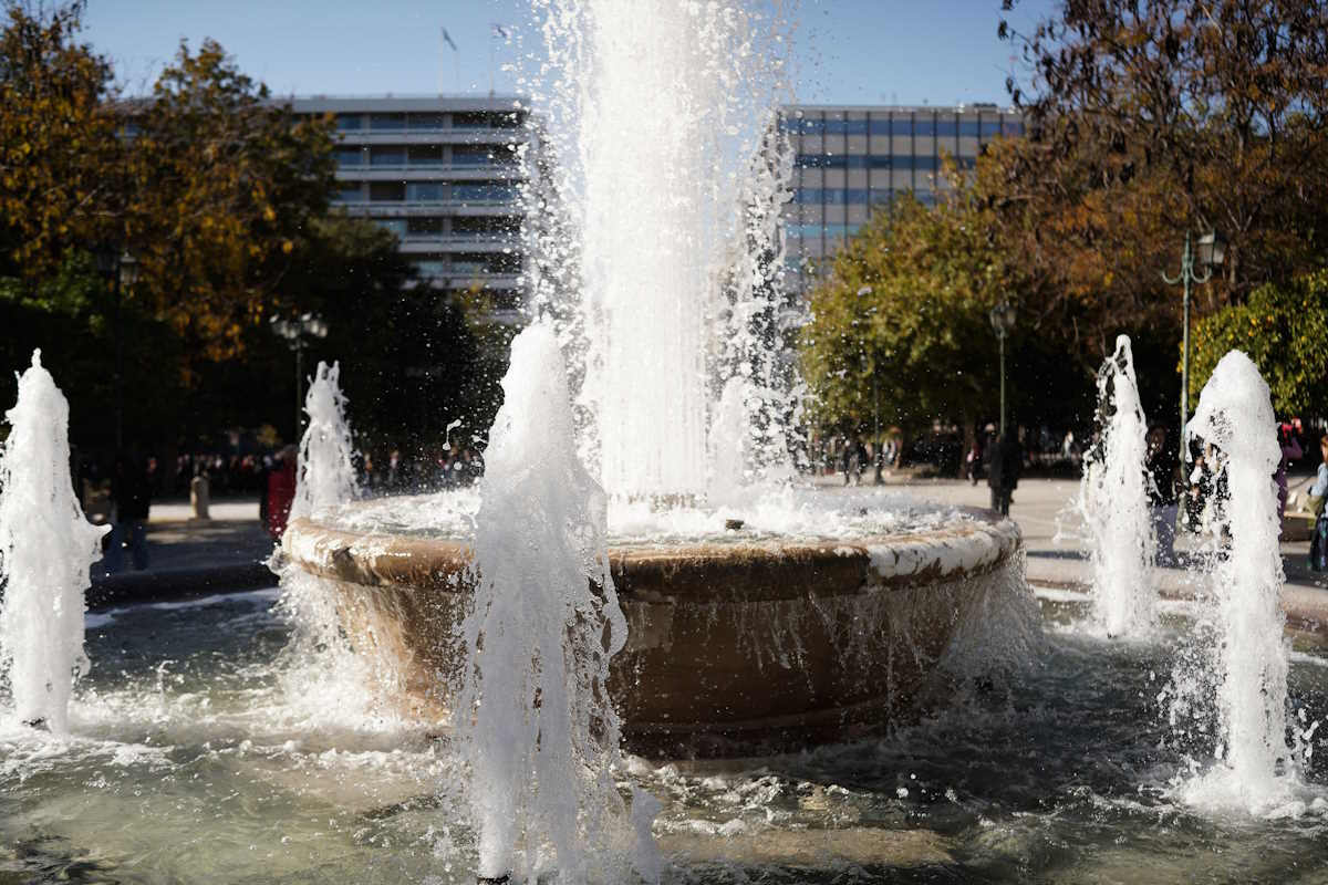 Κόντρα δήμου Αθηναίων – Υπουργείου Πολιτισμού για το σιντριβάνι στην πλατεία Συντάγματος