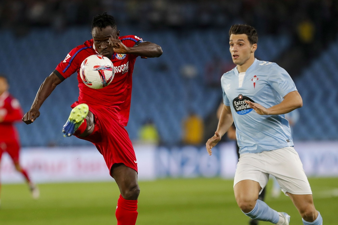 epa11701408 Getafe's defender Djene Dakoman (L) in action against Celta's Anastasios Douvikas (R) during the Spanish LaLiga soccer match between Celta Vigo and Getafe CF at Vigo's Balaidos stadium in Pontevedra, Spain, 04 November 2024.  EPA