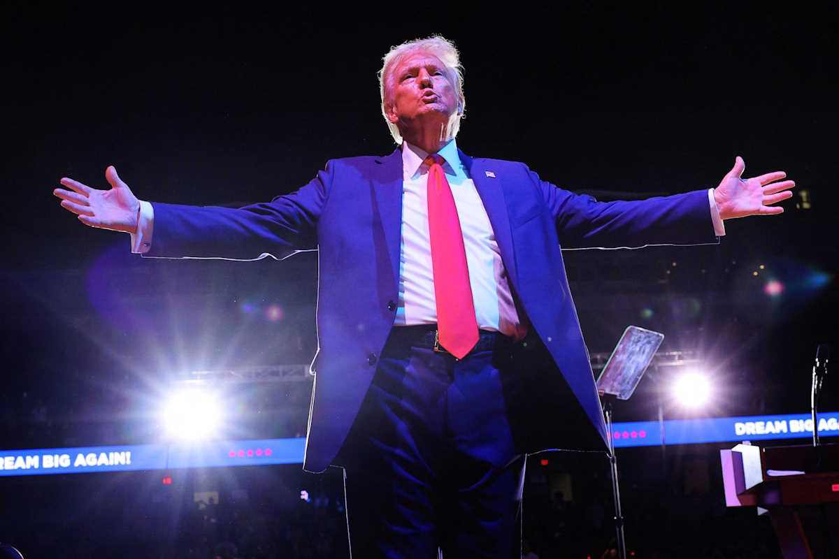 Republican presidential nominee and former U.S. President Donald Trump gestures to the crowd at the conclusion of his final rally of the campaign at Van Andel Arena in Grand Rapids, Michigan, U.S., November 5, 2024. REUTERS