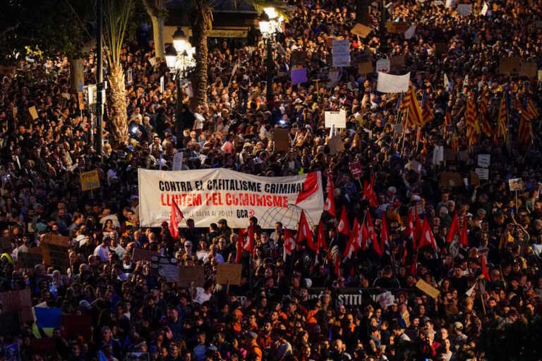 «Δολοφόνοι» φώναξαν χιλιάδες διαδηλωτές στη Βαλένθια για τη διαχείριση της φονικής πλημμύρας από το Κράτος