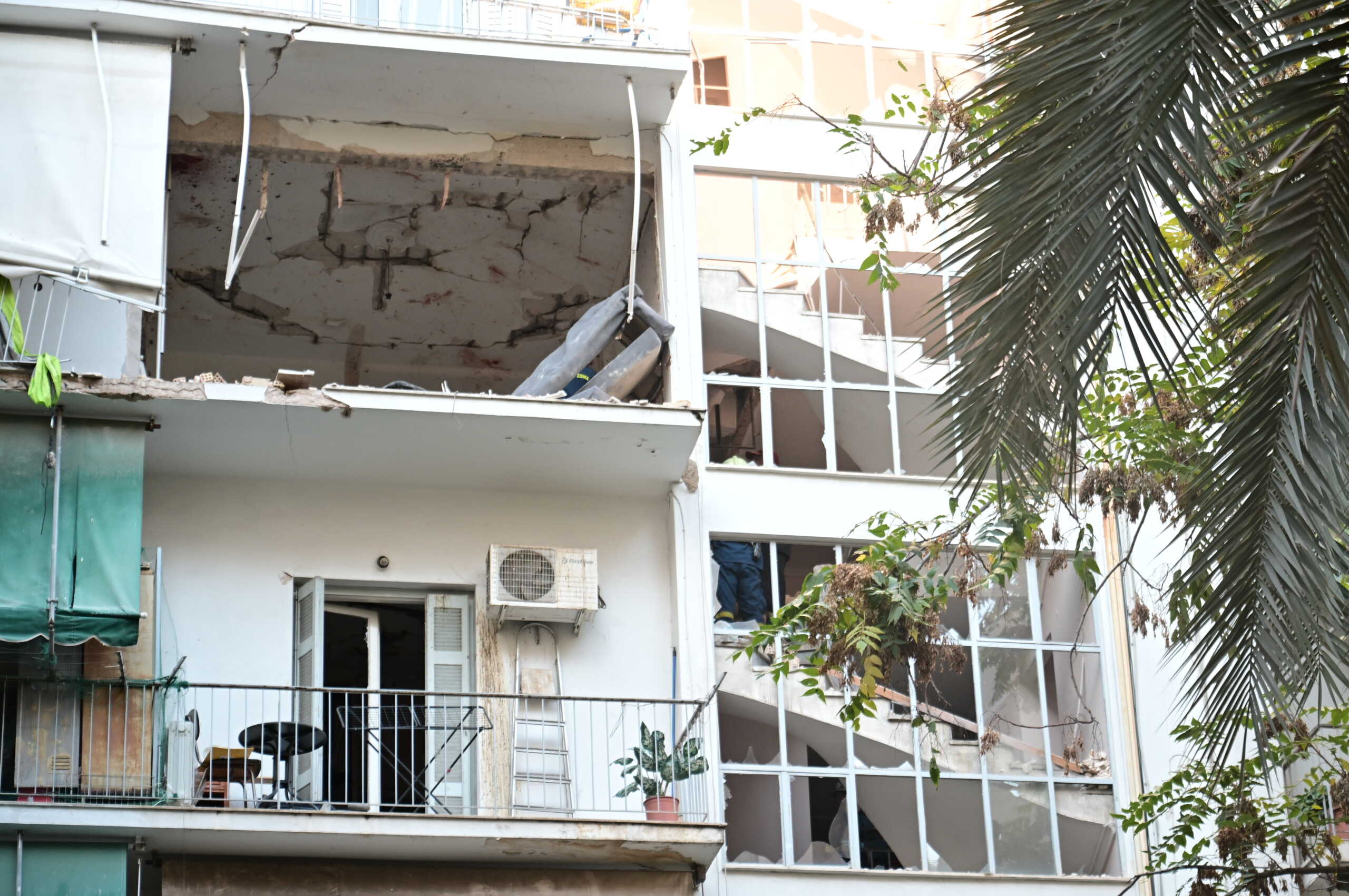 Έκρηξη σε διαμέρισμα του πέμπτου ορόφου που βρίσκεται σε πολυκατοικία στην οδό Αρκαδίας, στους Αμπελόκηπους, Πέμπτη 31 Οκτωβρίου 2024. Στο σημείο επιχείρησαν 23 πυροσβέστες με 6 οχήματα και ειδικό κλιμακοφόρο, ενώ απεγκλωβίστηκε γυναίκα τραυματίας.
(ΚΩΣΤΑΣ ΤΖΟΥΜΑΣ