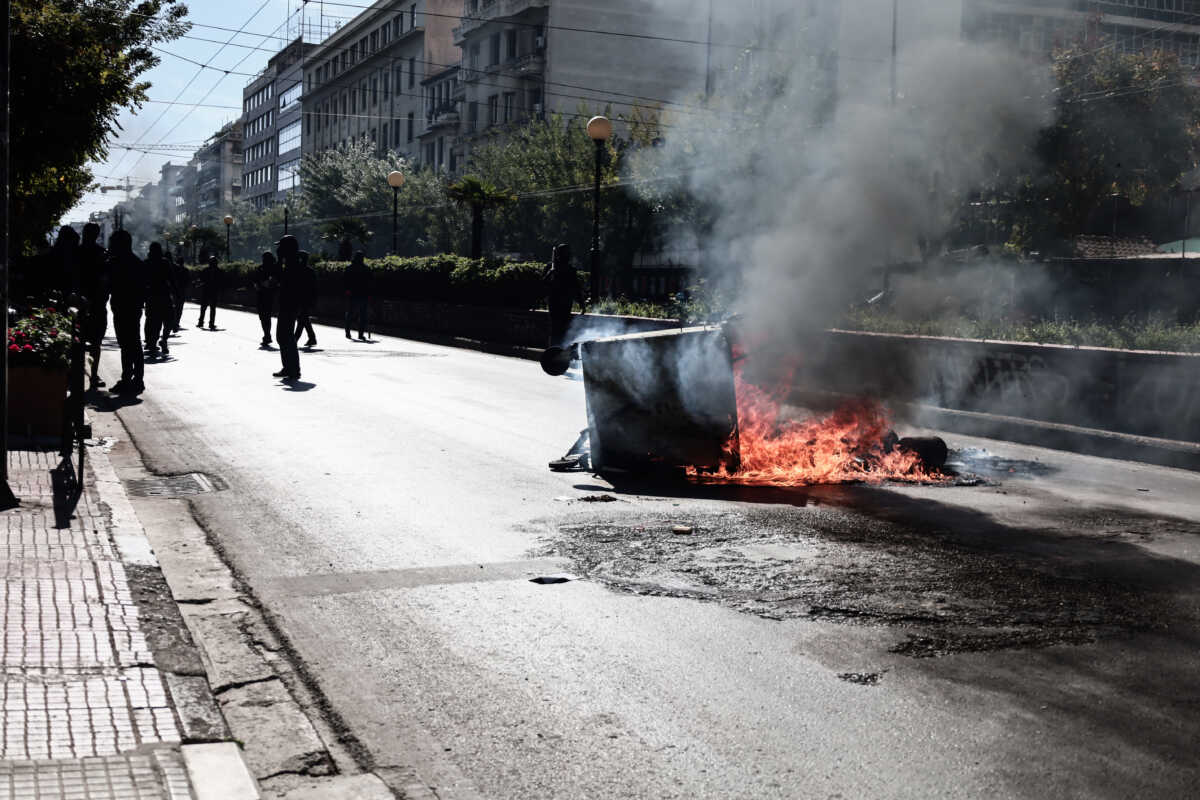 Ένταση κοντά στην ΑΣΟΕΕ: Έκαψαν κάδους και έσπασαν τζάμια