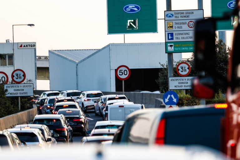 Έπεσαν χώματα από φορτηγό στην Αττική Οδό - Μεγάλες καθυστερήσεις στο ρεύμα προς Ελευσίνα