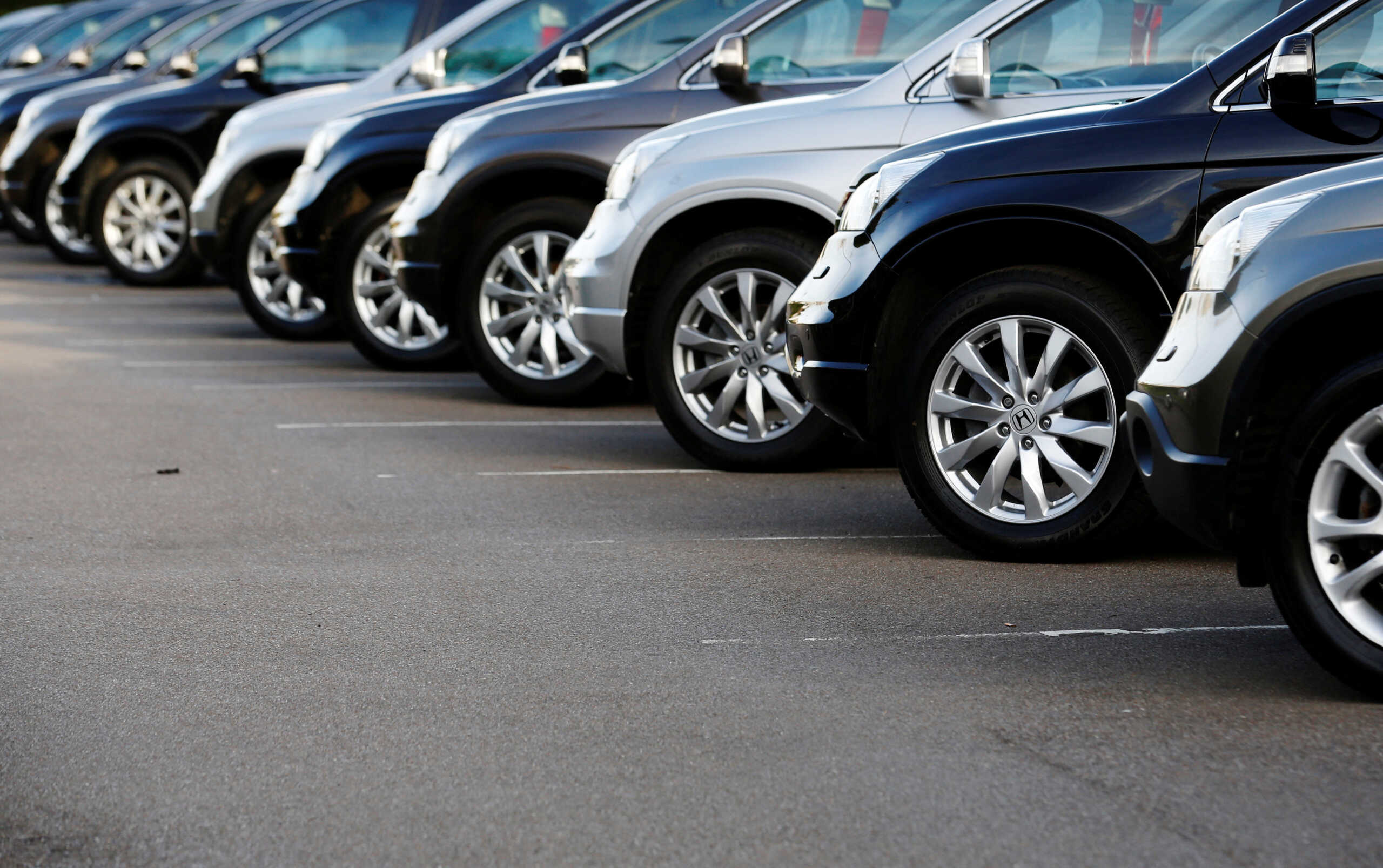 FILE PHOTO: Cars are displayed outside a showroom in west London October 4, 2013. REUTERS