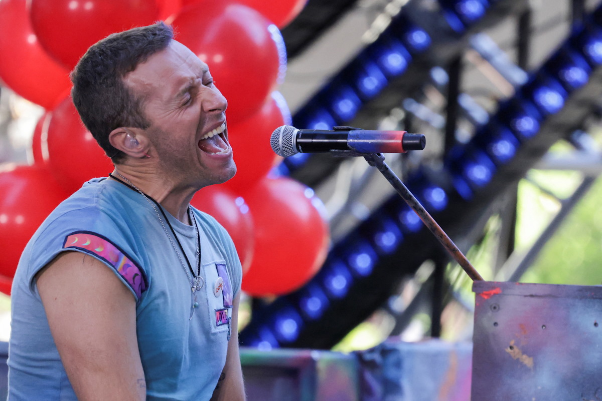 Coldplay: Η στιγμή που ο Κρις Μάρτιν πέφτει επί σκηνής σε τρύπα – «Δεν ήταν προγραμματισμένο»