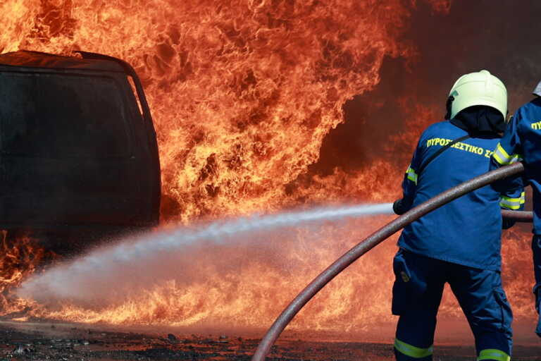 Φωτιά σε δύο αυτοκίνητα στη Θεσσαλονίκη – Δεν υπήρξαν τραυματισμοί