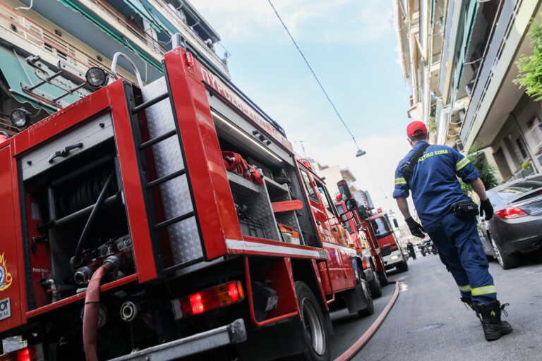 Φωτιά σε εγκαταλελειμμένο κτήριο στην Κουμουνδούρου