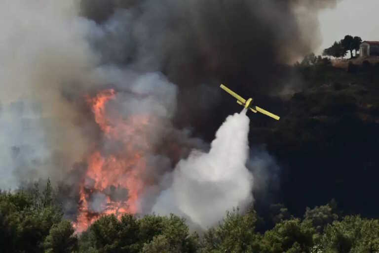 Υπό μερικό έλεγχο η φωτιά στην Αλίαρτο Βοιωτίας – 25 πυροσβέστες στη μάχη με τις φλόγες