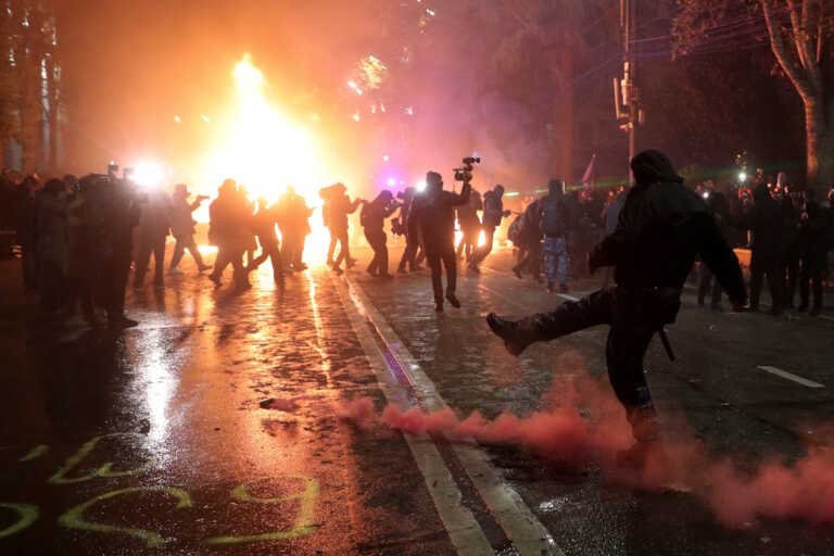 Χάος σε διαδήλωση έξω από κοινοβούλιο της Γεωργίας - Αστυνομικοί πετάνε σε πολίτες δακρυγόνα και νερό με πίεση