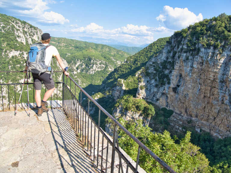 Το μοναστήρι της Αγίας Παρασκευής που προσφέρει πανοραμική θέα στο φαράγγι του Βίκου