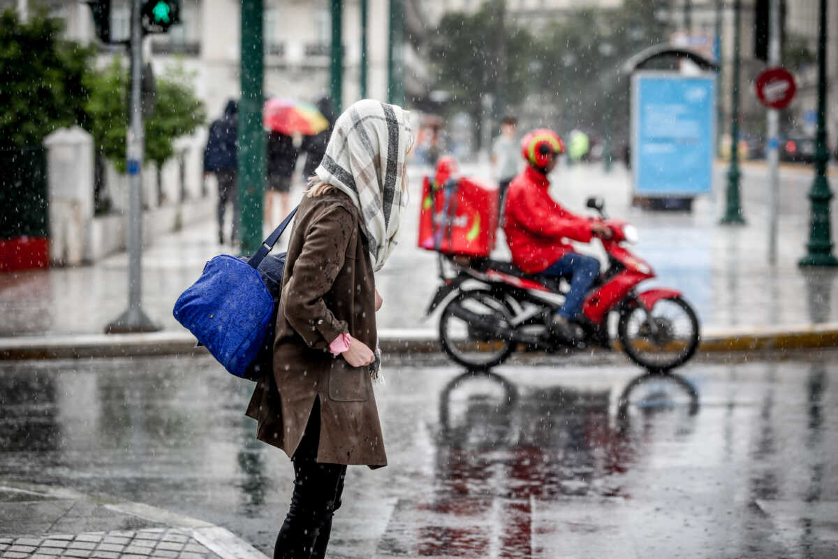 Κακοκαιρία Bora: Δυνατές βροχές με κεραυνούς κι αστραπές στην Αττική μέχρι τα ξημερώματα της Κυριακής