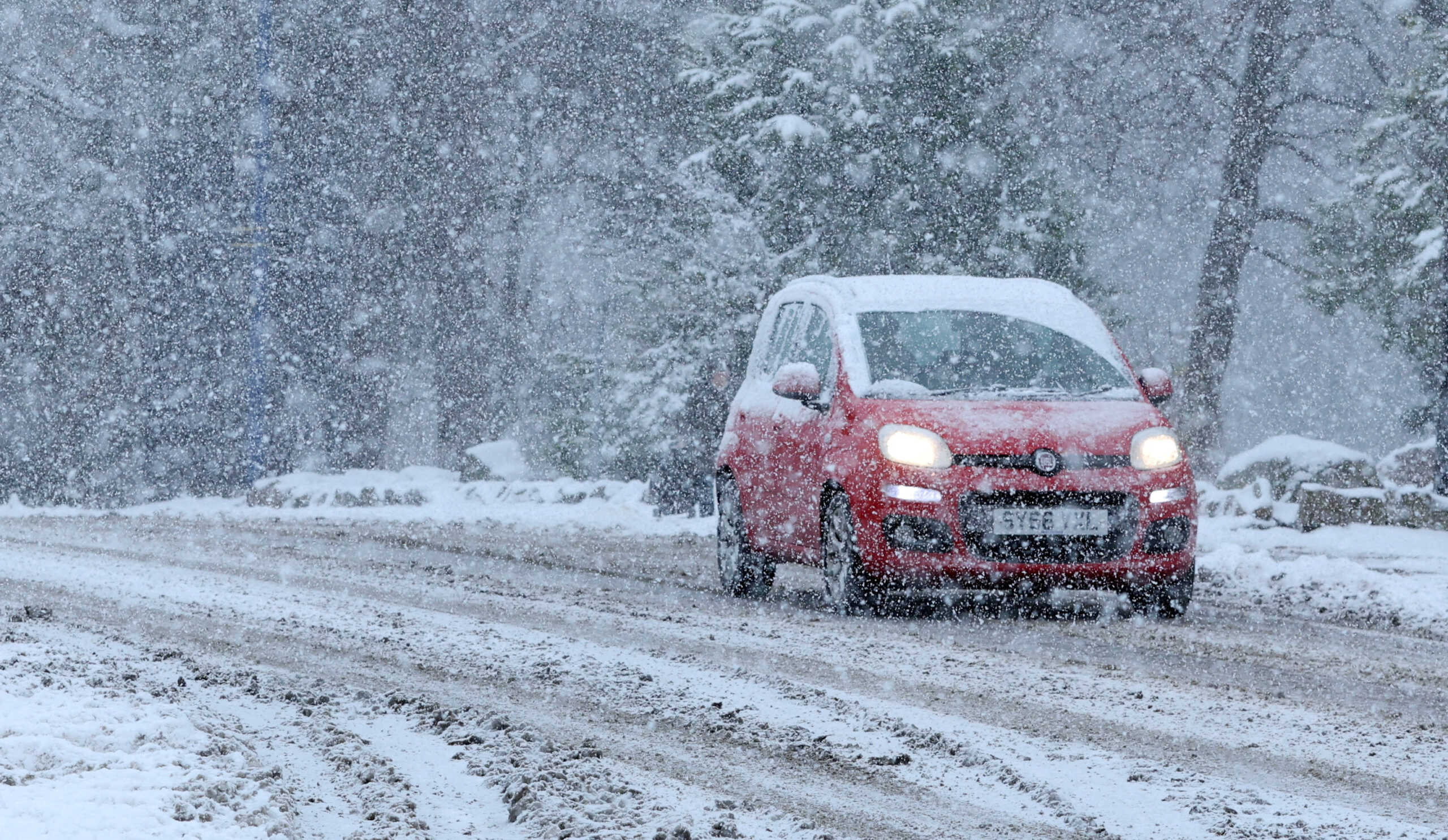 A car drives through the snow in Aviemore, Scotland, Britain November 21, 2024 REUTERS