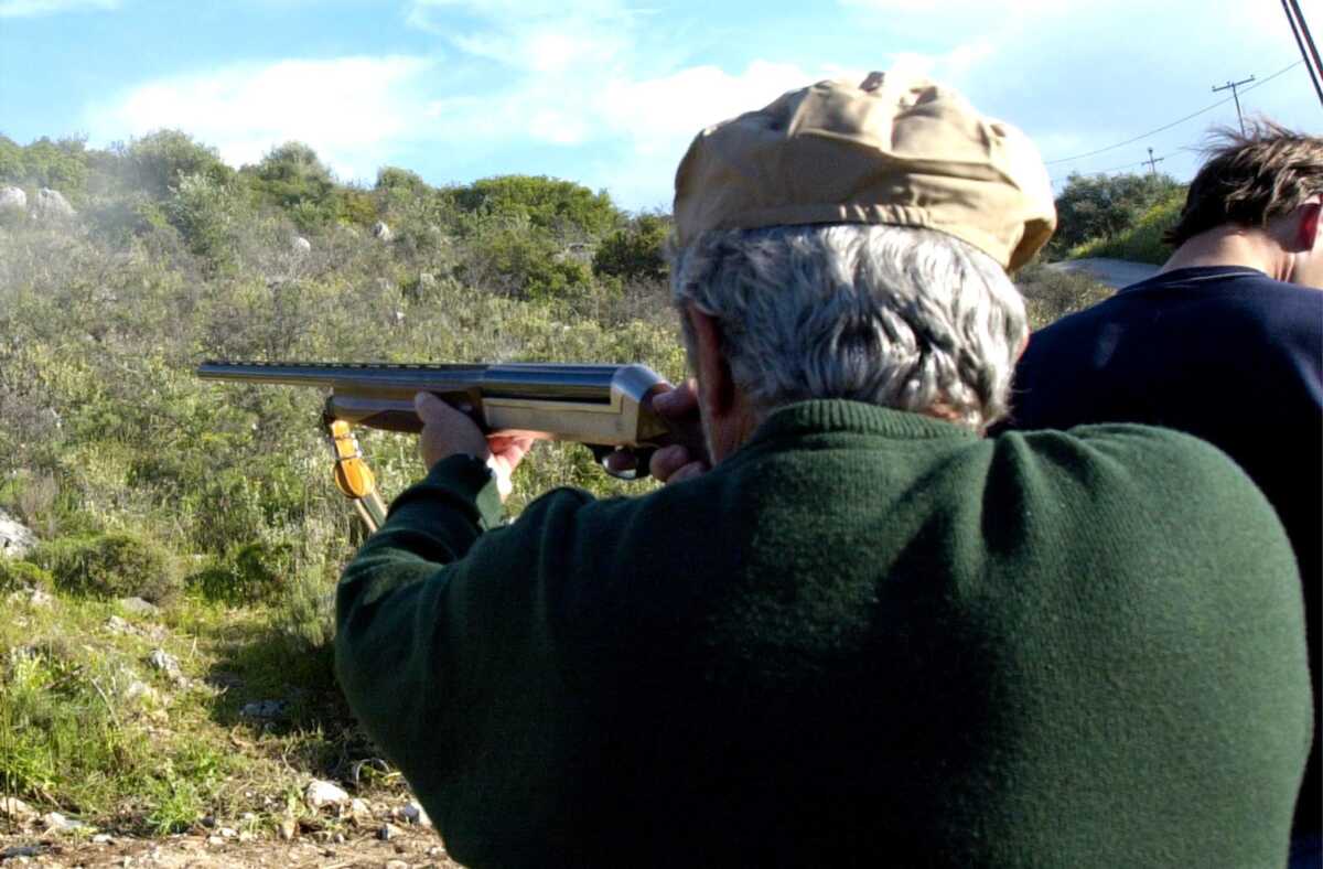 Τρίκαλα: Νεκρός 68χρονος μετά από αδέσποτο πυροβολισμό σε κυνήγι στην Καλαμπάκα – Αστυνομικός ο κυνηγός