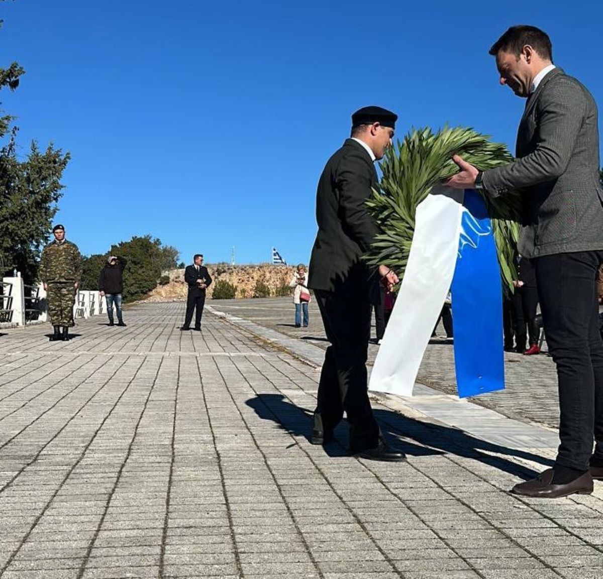 Ο Στέφανος Κασσελάκης στην γέφυρα του Γοργοποτάμου: «Η εθνική ομοψυχία είναι πάνω απ’ όλα»