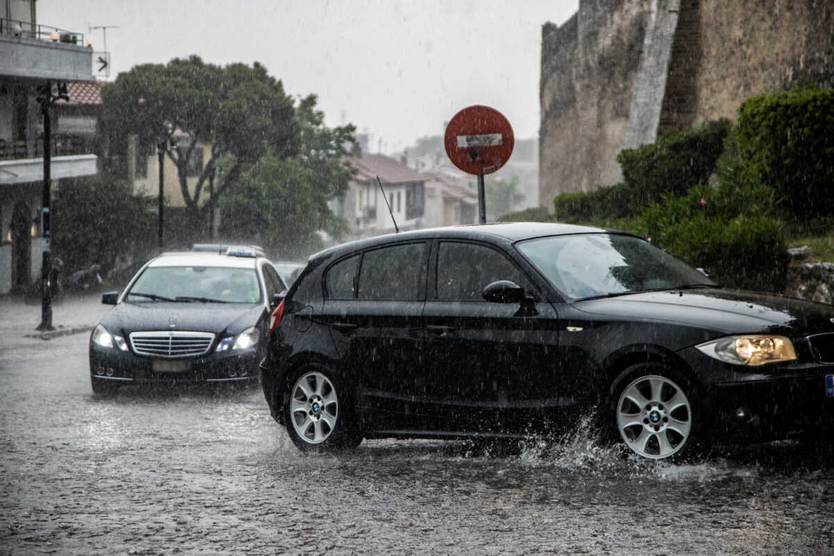 Καιρός: «Οργανωμένη και σημαντική η κακοκαιρία το Σαββατοκύριακο» – «Καμπανάκι» για ισχυρές καταιγίδες σε 7 περιοχές