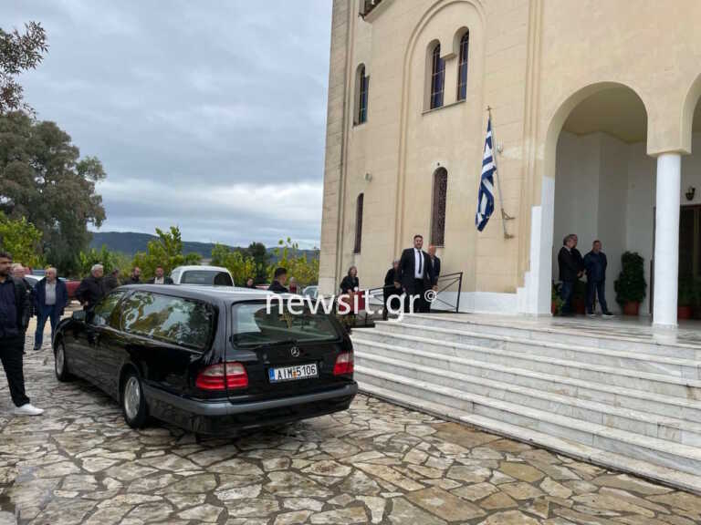 Θρήνος στην κηδεία της 43χρονης Δώρας στο Δοκίμι Αγρινίου - Οργή για το δράστη της δολοφονίας