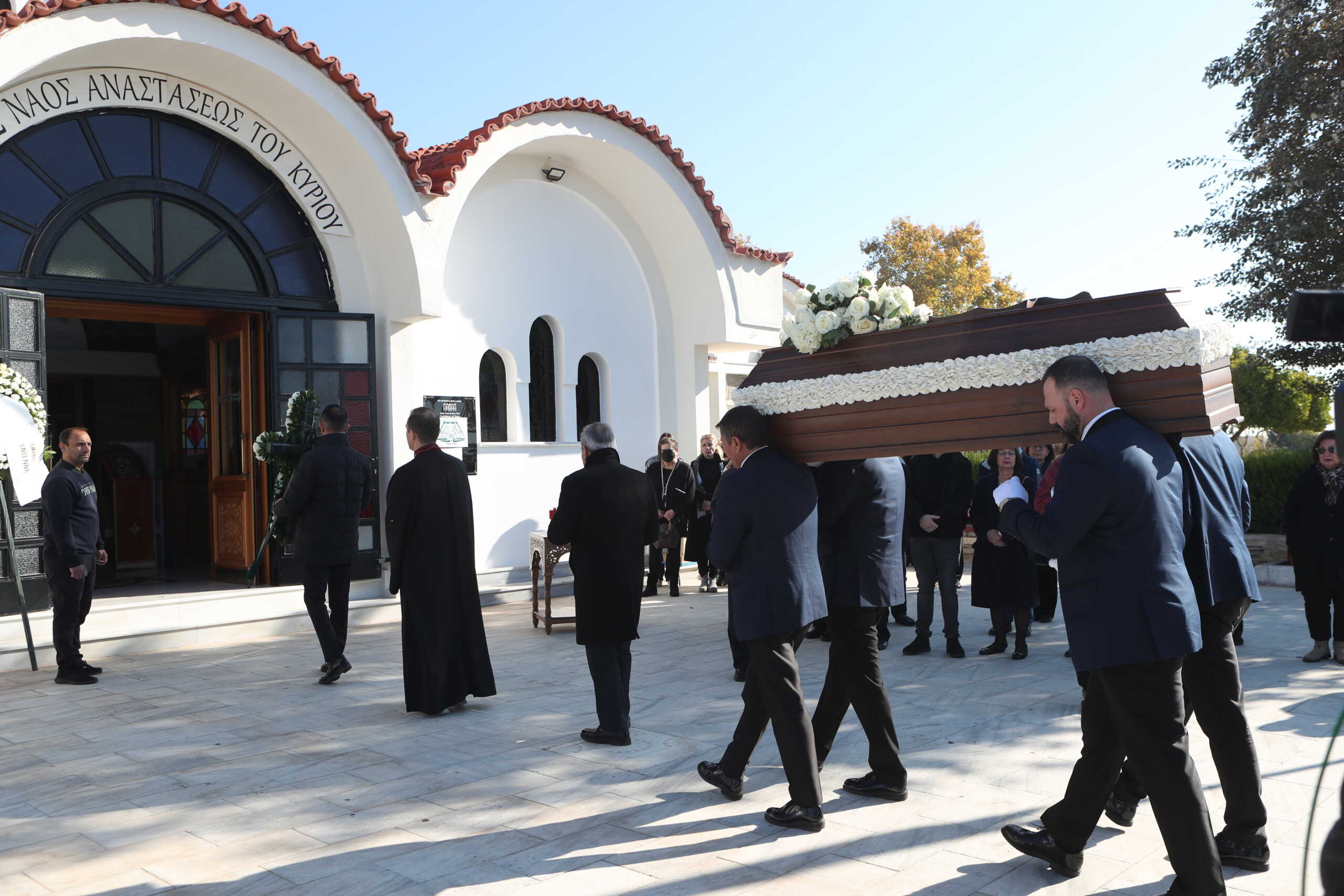 Βέφα Αλεξιάδου: Συγγενείς και φίλοι την αποχαιρέτησαν στο νεκροταφείο της Θέρμης στη Θεσσαλονίκη