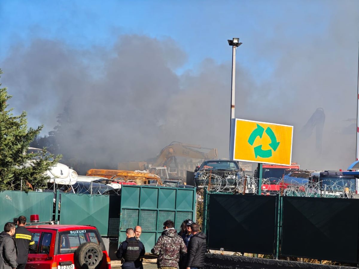 Φωτιά σε χώρο ανακύκλωσης οχημάτων στο Κορωπί – Δύο τραυματίες