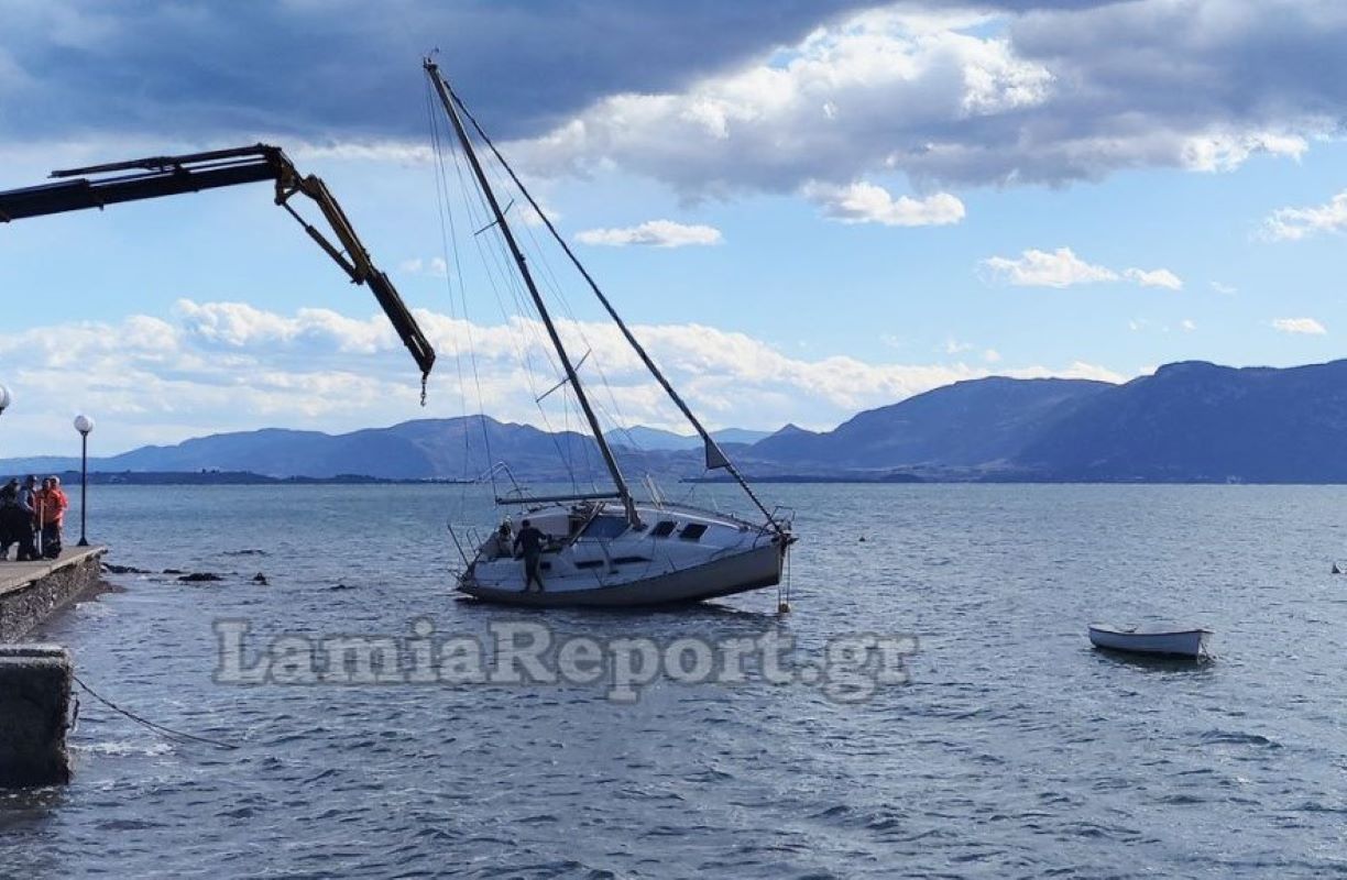 Φθιώτιδα: Ο λυσσαλέος άνεμος αναποδογύρισε σκάφη – Με γερανό η μεταφορά τους στην ακτή